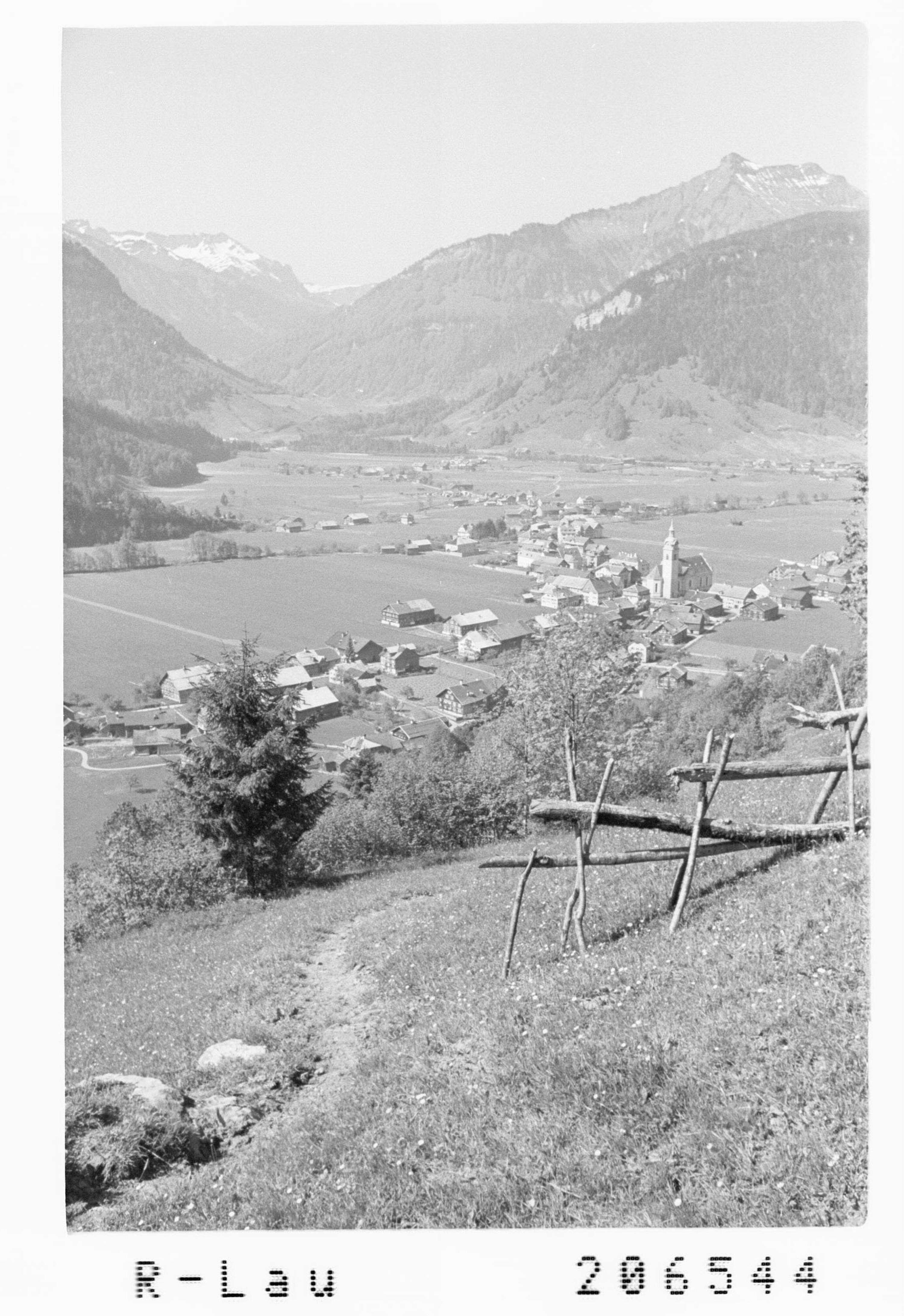 [Bezau mit Blick zur Sünserspitze und Hangspitze]></div>


    <hr>
    <div class=