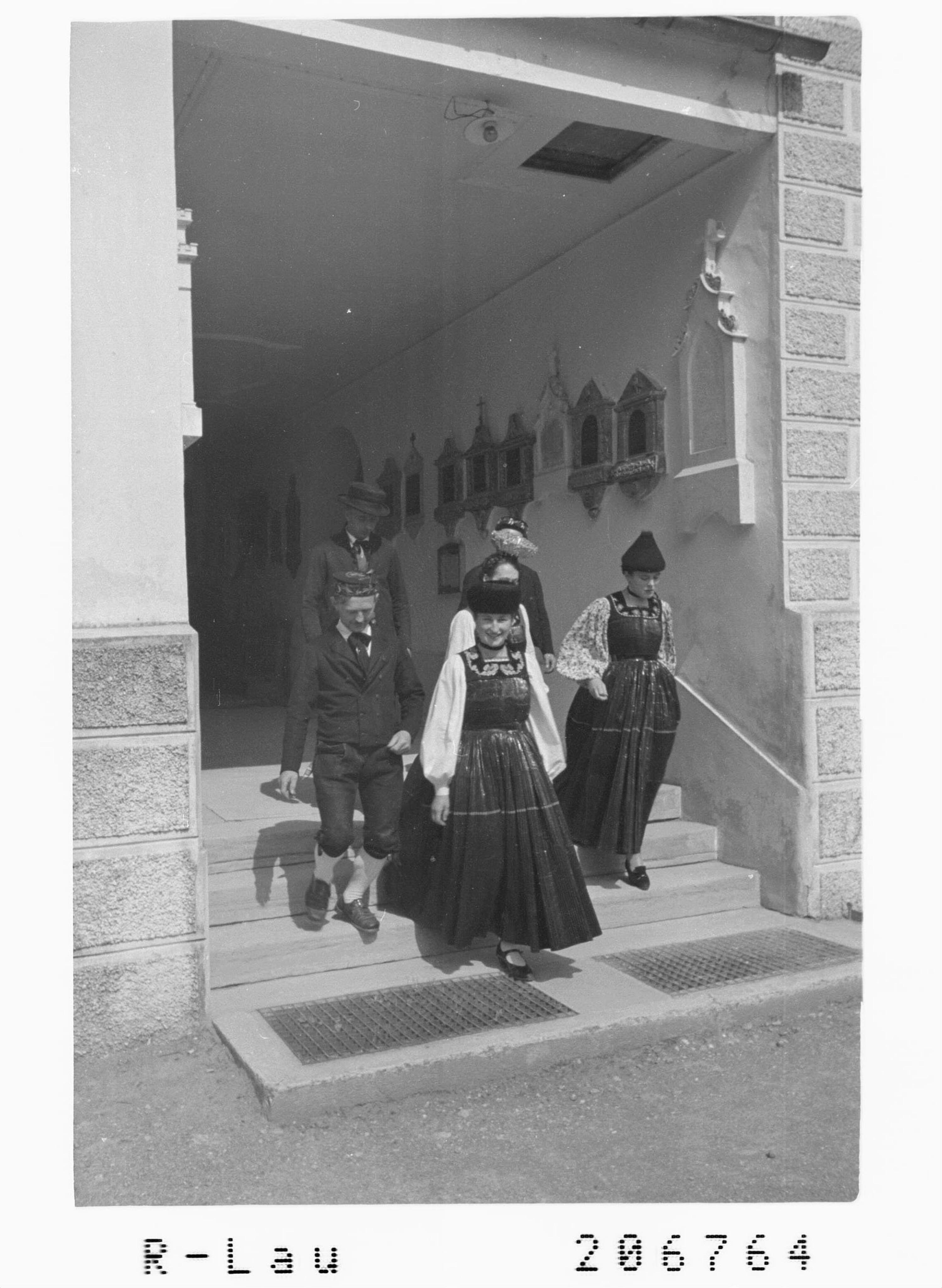 [Au / Bregenzerwälder Tracht mit Blick zur Mittagsfluh]></div>


    <hr>
    <div class=