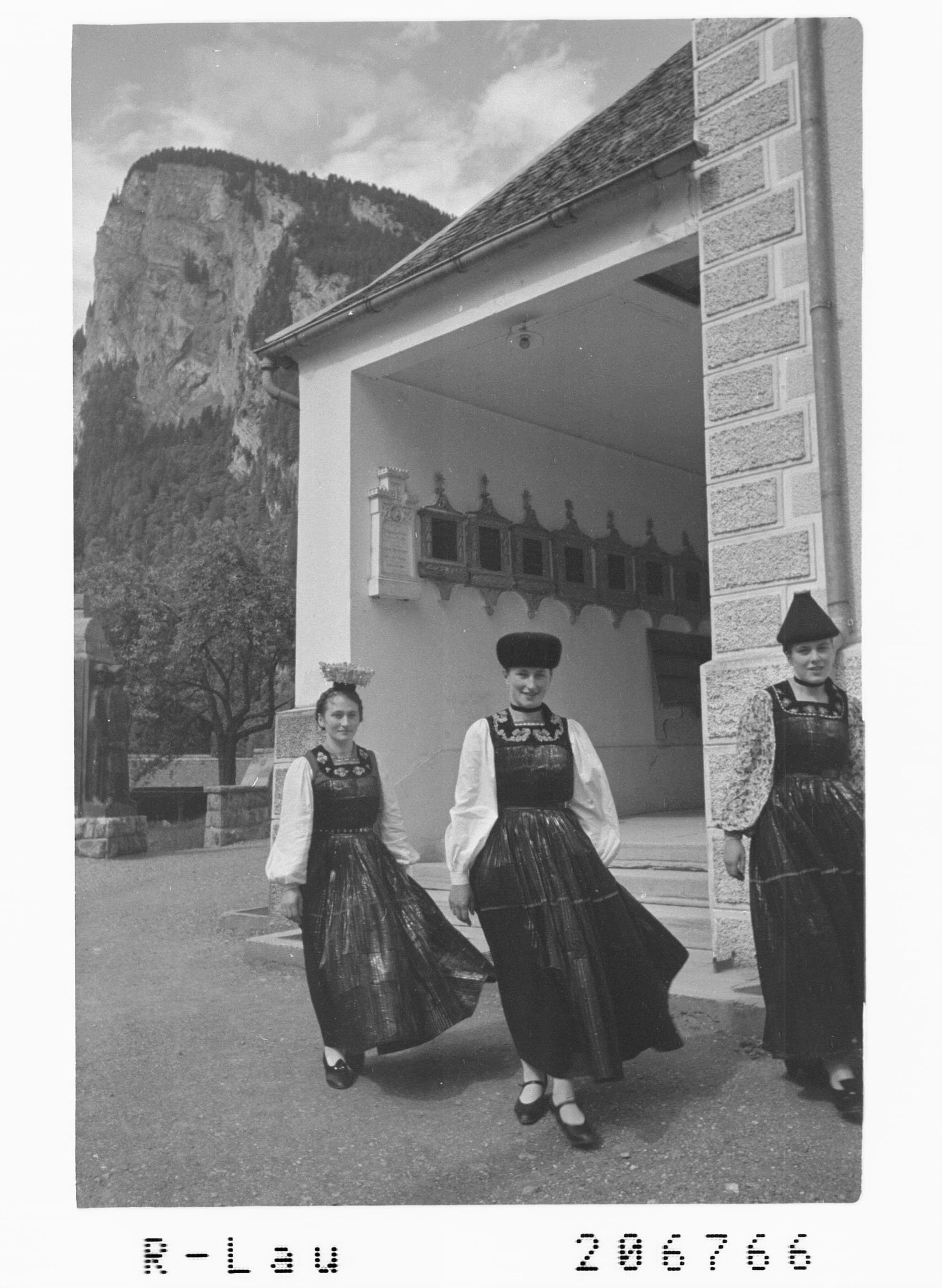 [Au / Bregenzerwälder Tracht mit Blick zur Mittagsfluh]></div>


    <hr>
    <div class=