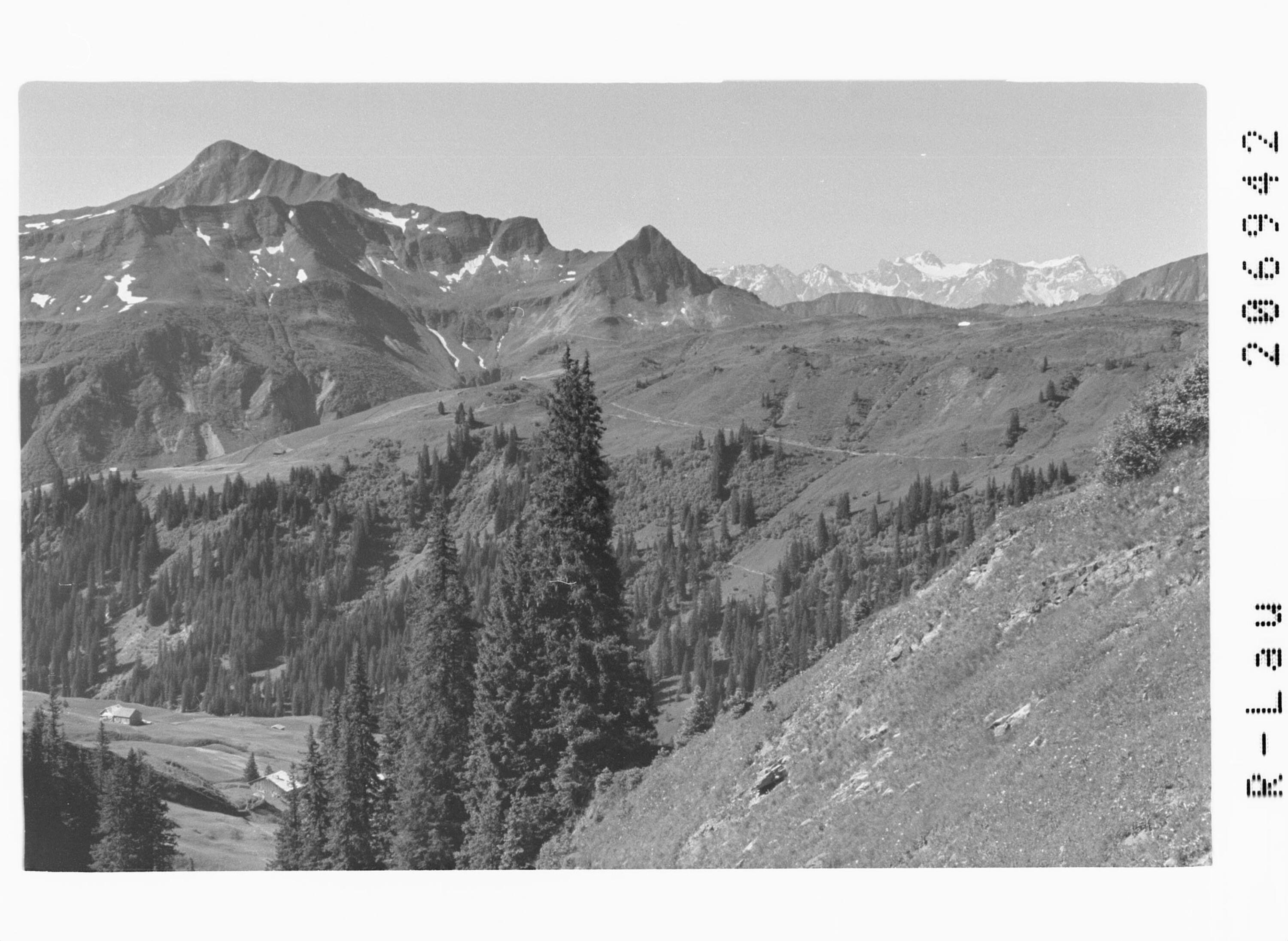 [Blick von der Uga Alpe zum Damülserhorn und zur Scesaplana]></div>


    <hr>
    <div class=