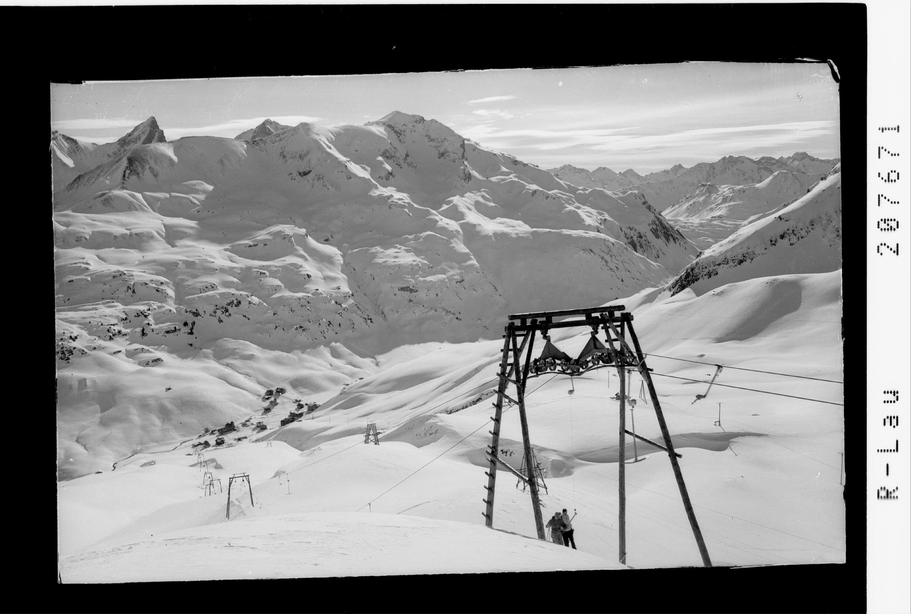 [Zürserseelift gegen Roggspitze - Valluga - Trittkopf und Verwallgruppe]></div>


    <hr>
    <div class=