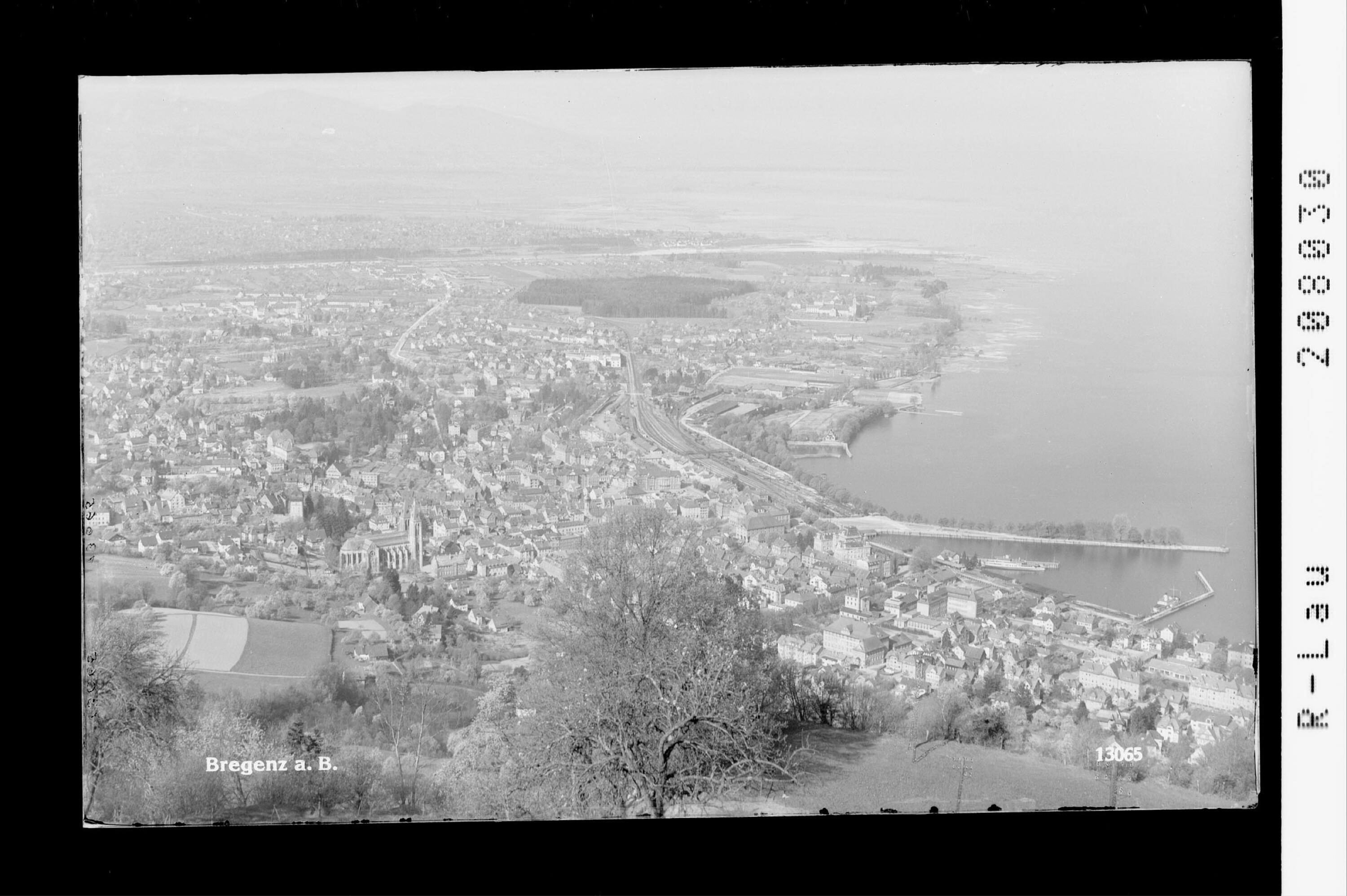 [Blick auf Bregenz am Bodensee]></div>


    <hr>
    <div class=