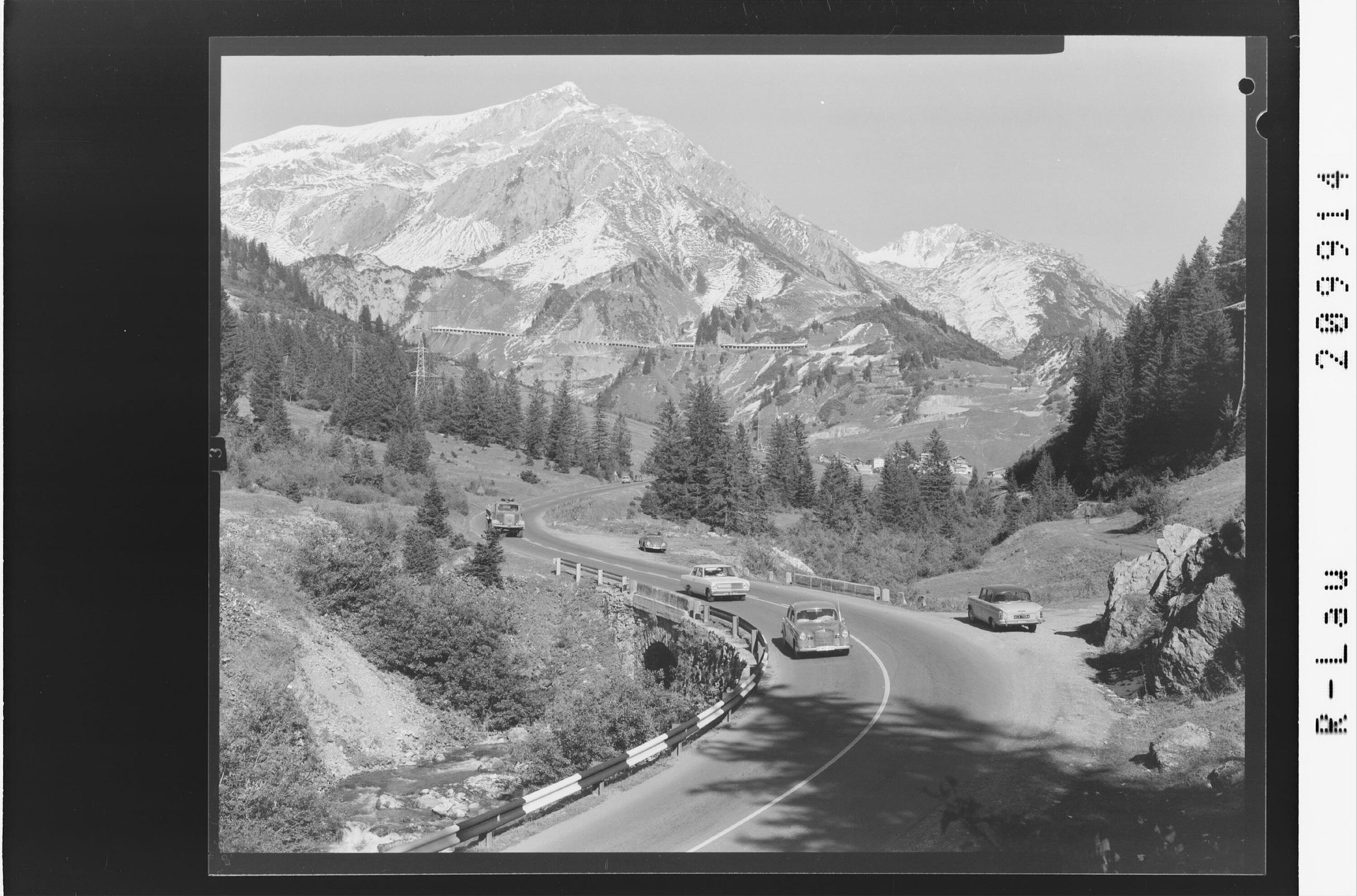 Arlbergstrasse - Vorarlberg gegen Trittkopf 2719 m></div>


    <hr>
    <div class=