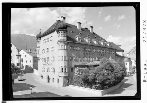 [Hotel Post in Imst in Tirol mit Blick zum Rauchberg]