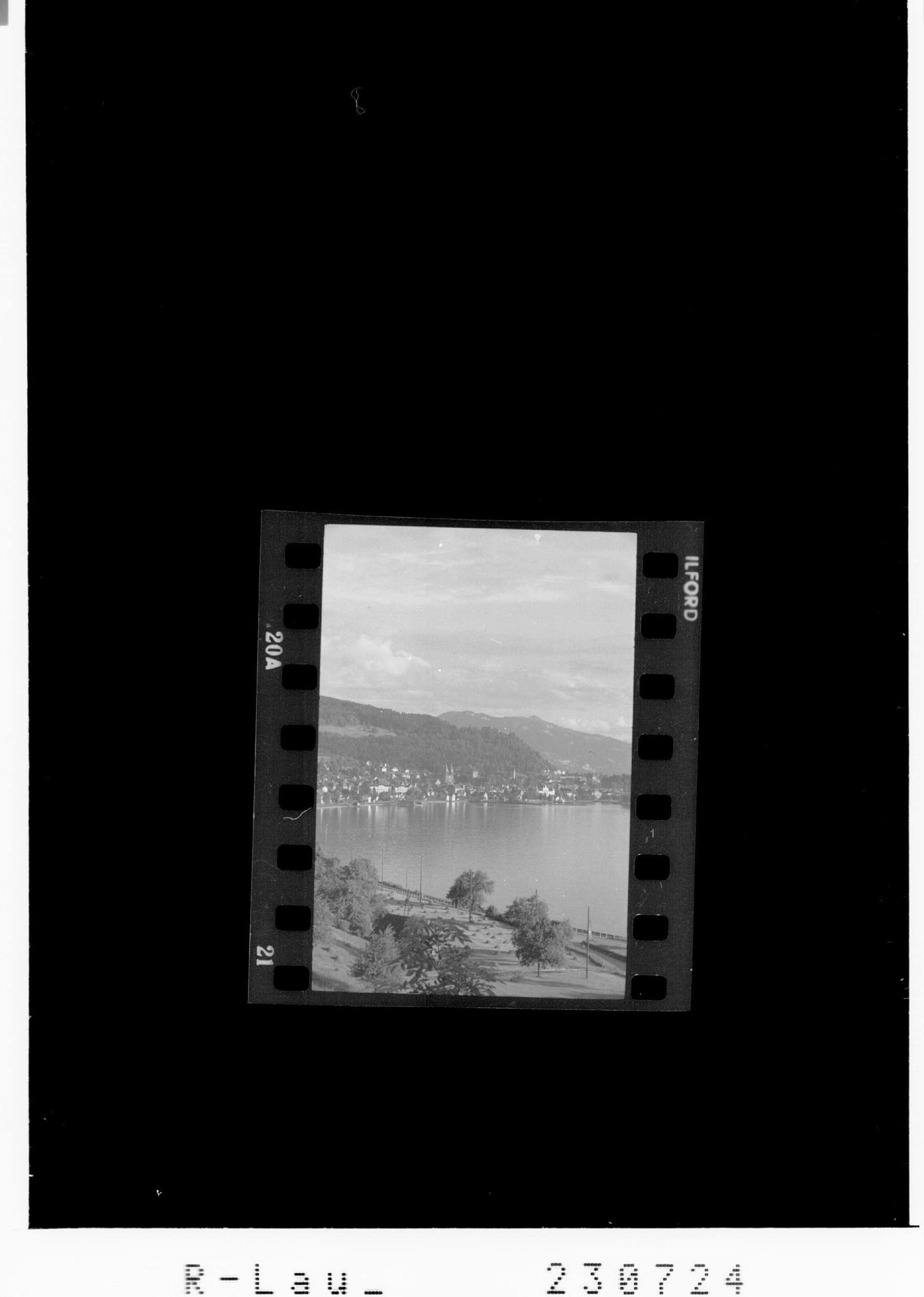 [Blick von Lochau auf Bregenz]></div>


    <hr>
    <div class=