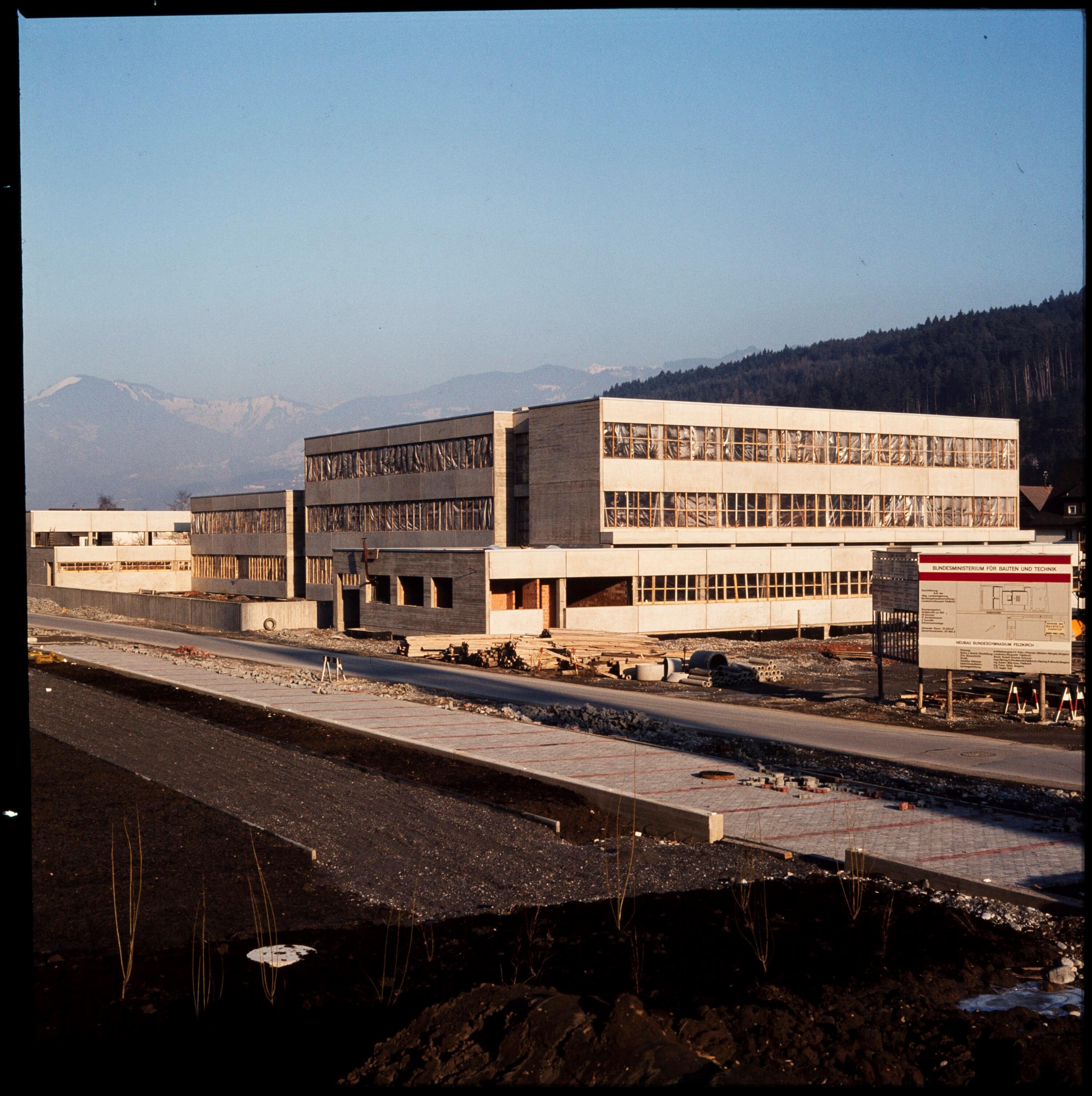 Gymnasium Feldkirch - Rohbau></div>


    <hr>
    <div class=