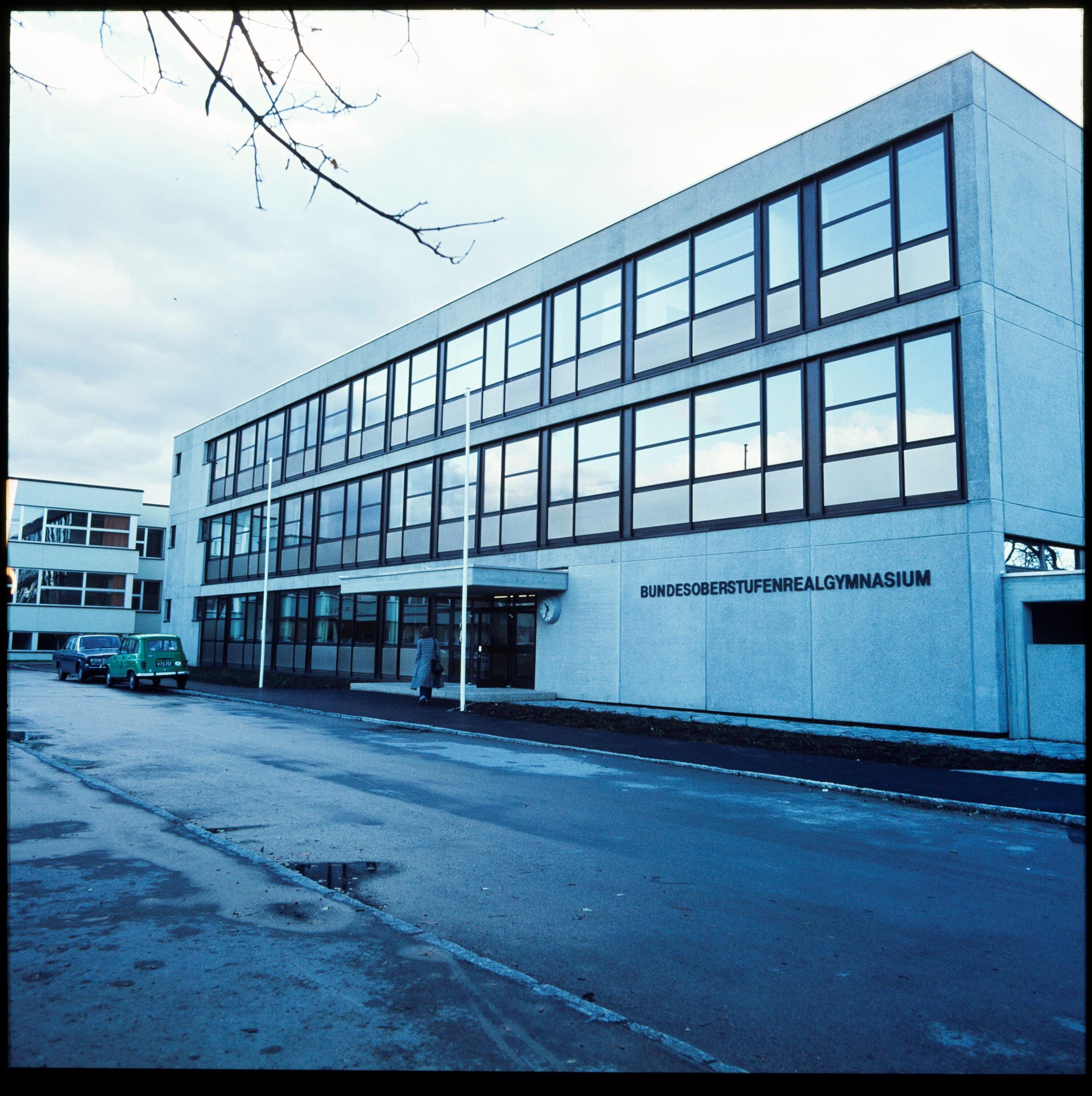 Oberstufenrealgymnasium Lauterach - aussen></div>


    <hr>
    <div class=