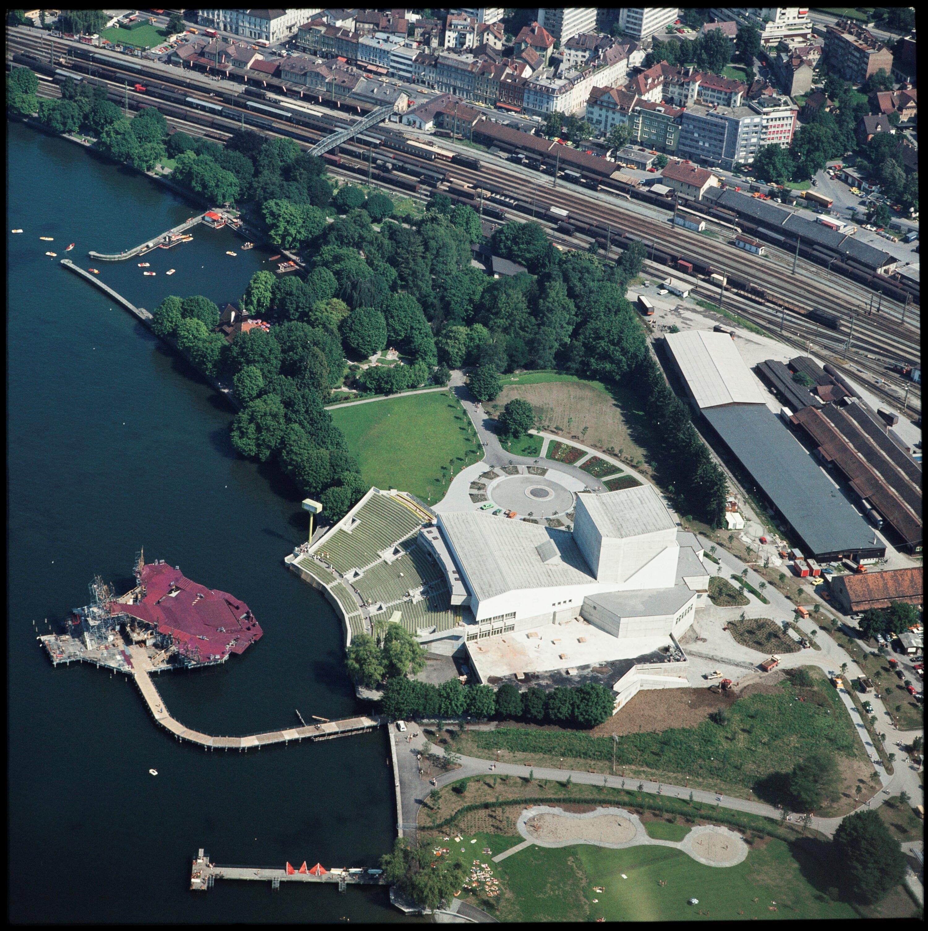 Festspielhaus Bregenz (Flug)></div>


    <hr>
    <div class=