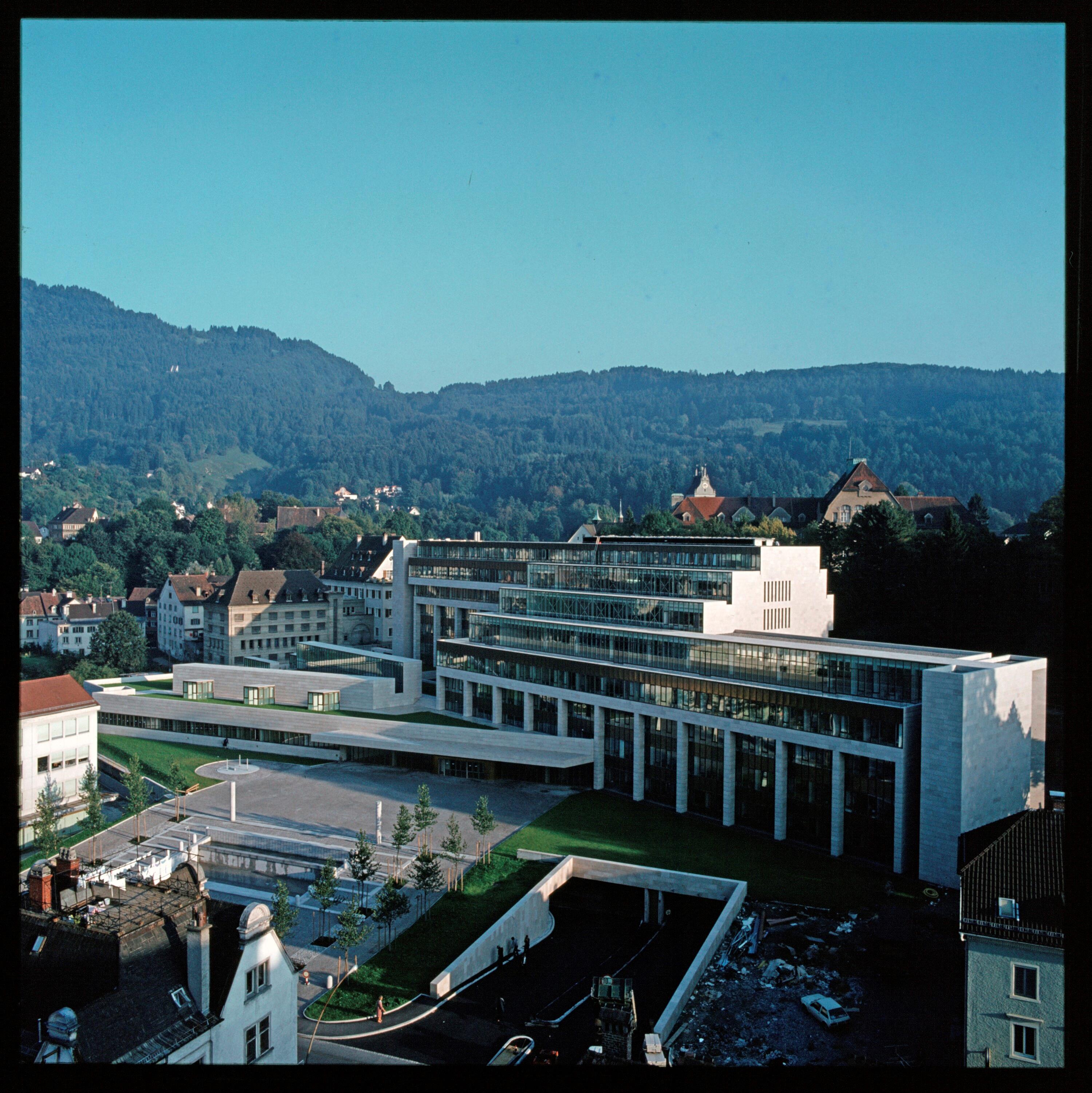 Neues Landhaus></div>


    <hr>
    <div class=