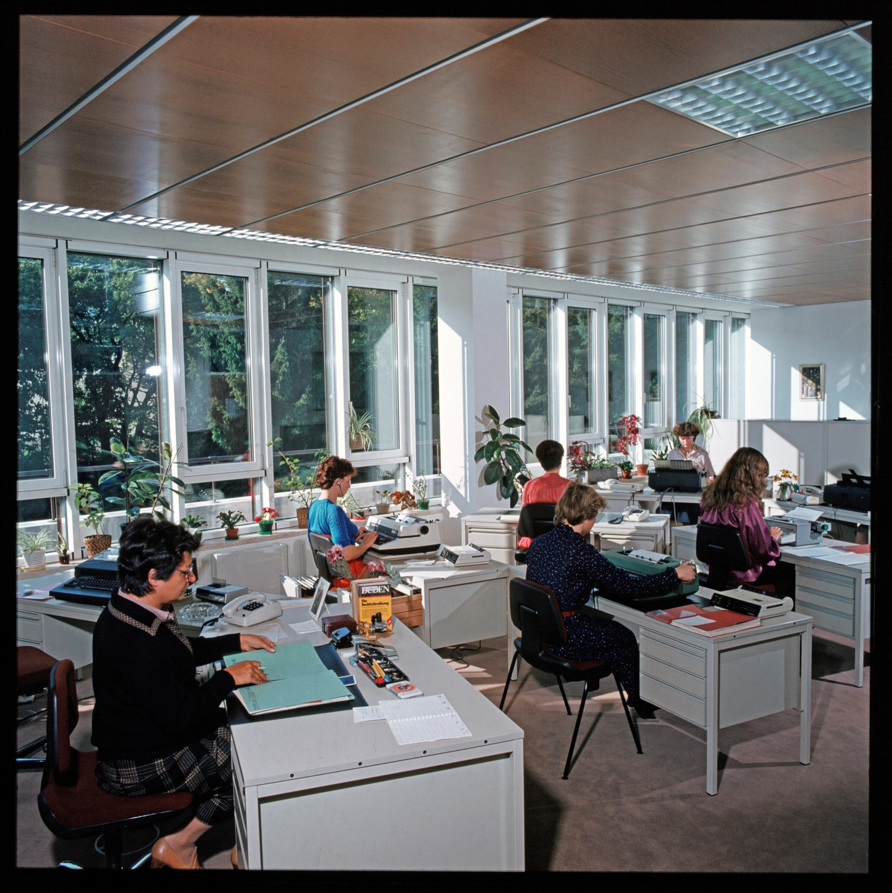 Neues Landhaus></div>


    <hr>
    <div class=