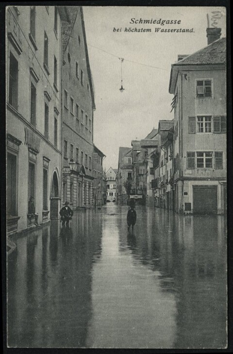[Feldkirch] Schmiedgasse : bei höchstem Wasserstand : [Die Hochwasserkatastrophe in Feldkirch (Vorarlberg) am 15. und 16. Juni 1910 ...]