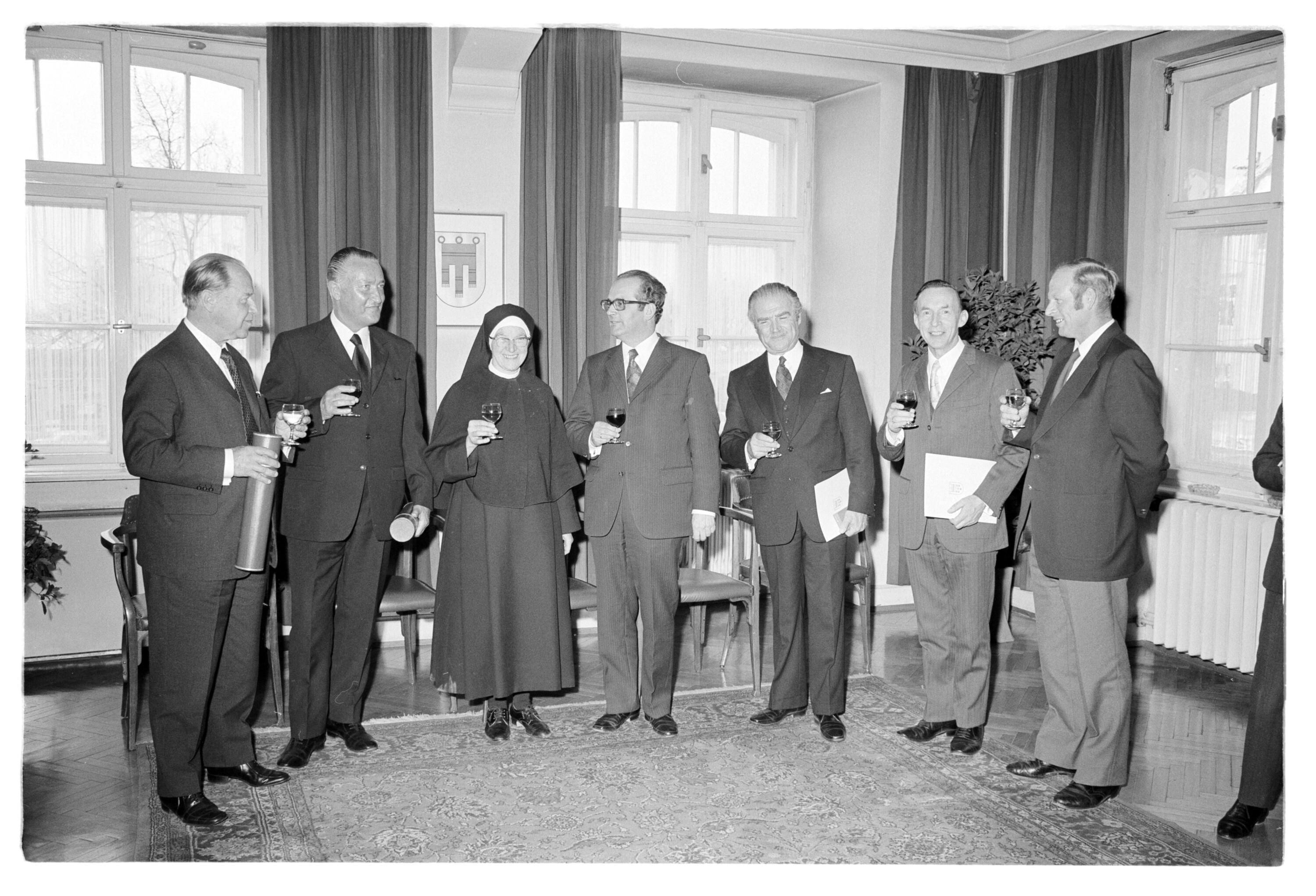 Ehrenzeichen + Titel an Leissner, Drexel, Jupident></div>


    <hr>
    <div class=