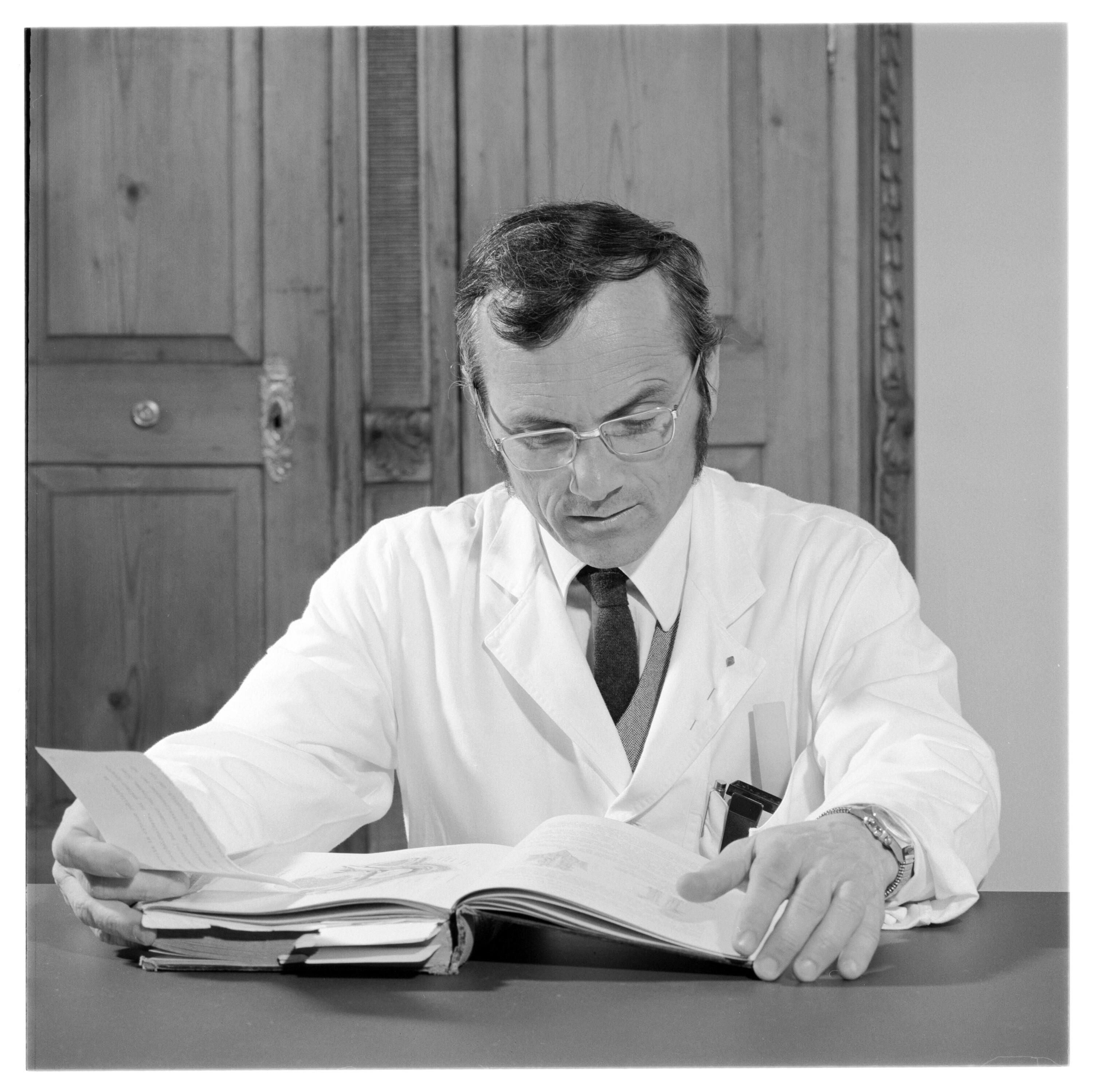 Dr. Barolin></div>


    <hr>
    <div class=