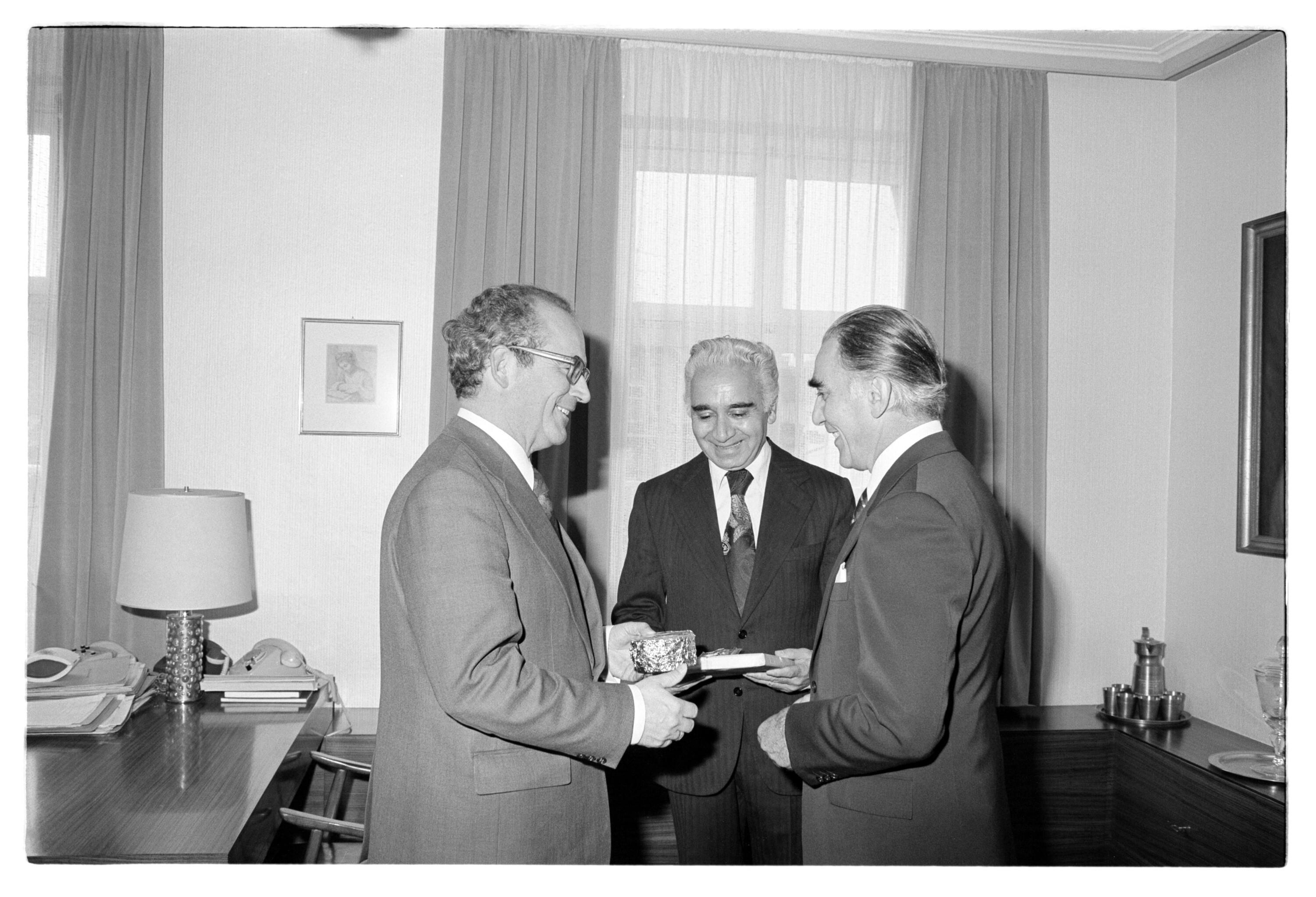 Persischer Botschafter bei Landeshauptmann></div>


    <hr>
    <div class=