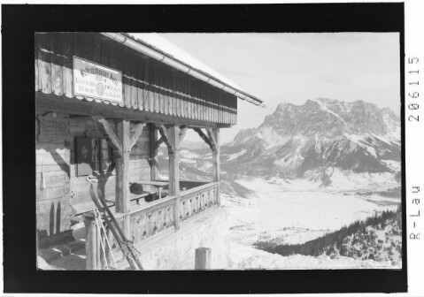 Wolfratshauserhütte 1800 m bei Lermoos in Tirol mit Zugspitze