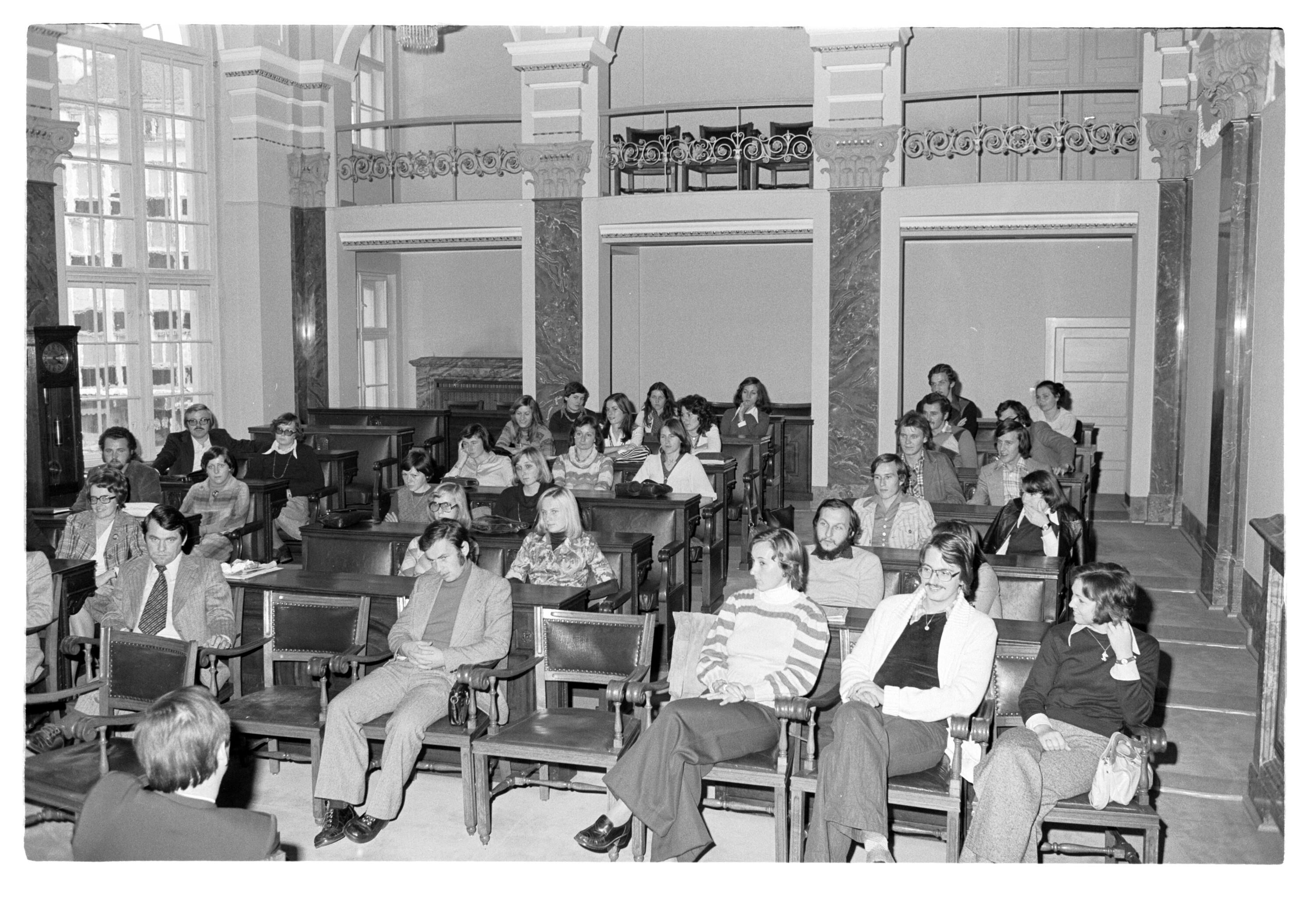 Junglehrer im Landtagssaal (Seminar)></div>


    <hr>
    <div class=