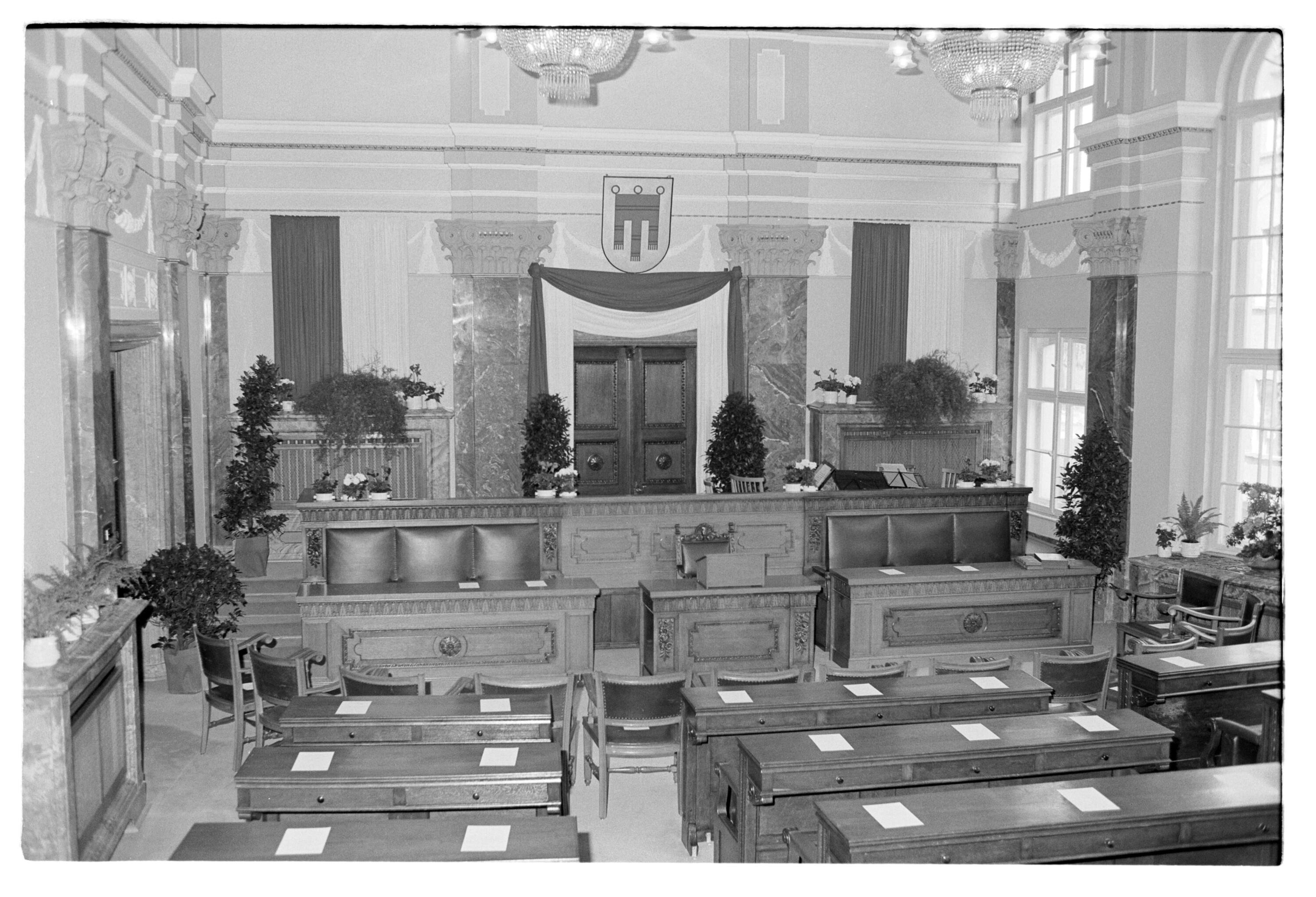 Landesehrenzeichen 1975 an 13 Personen></div>


    <hr>
    <div class=